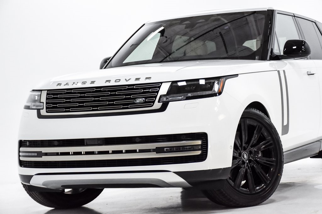 2023 Land Rover Range Rover SE 2