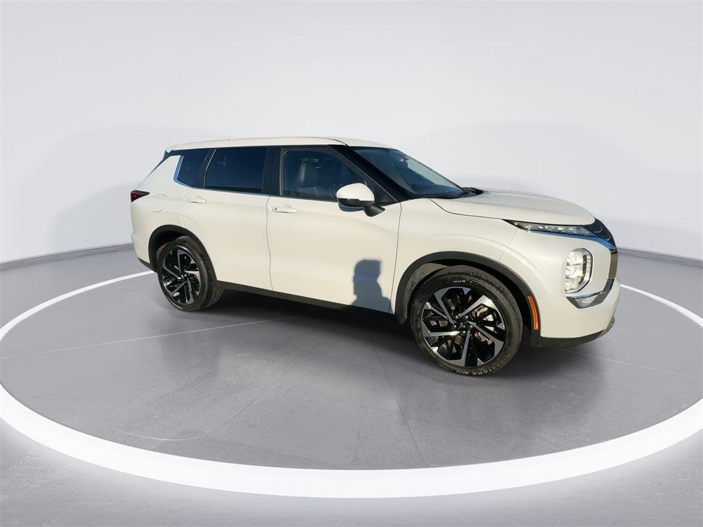 2023 Mitsubishi Outlander SE Special Edition 2