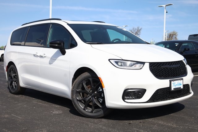 2024 Chrysler Pacifica Touring L 2