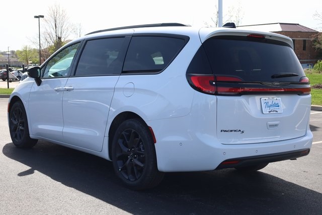 2024 Chrysler Pacifica Touring L 5