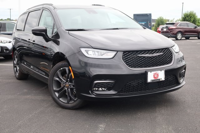 2024 Chrysler Pacifica Touring L 2