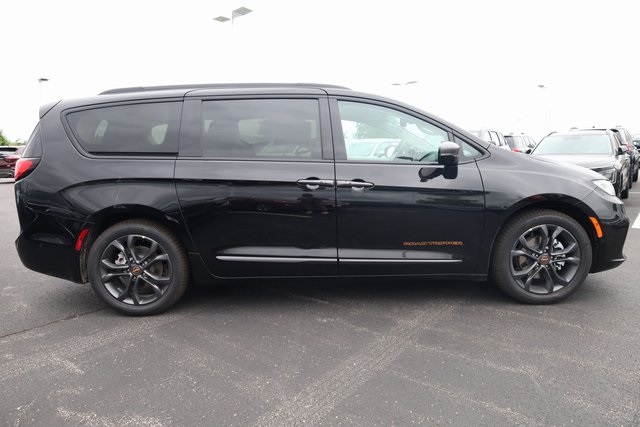 2024 Chrysler Pacifica Touring L 4