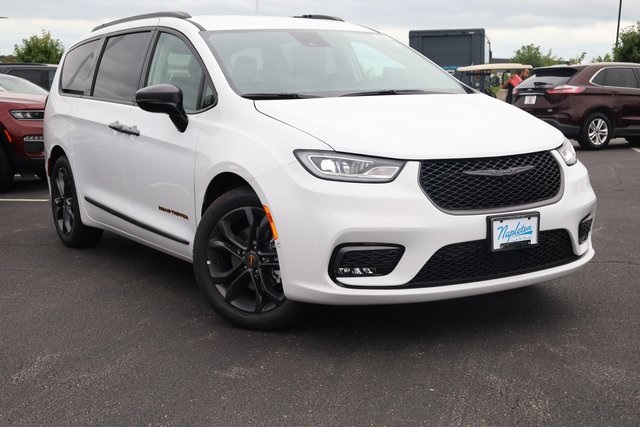 2024 Chrysler Pacifica Touring L 2