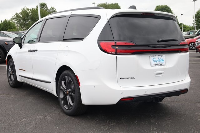 2024 Chrysler Pacifica Touring L 5