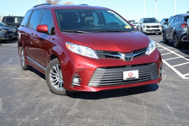 2018 Toyota Sienna XLE 2