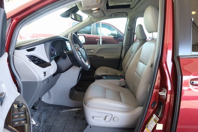 2018 Toyota Sienna XLE 12