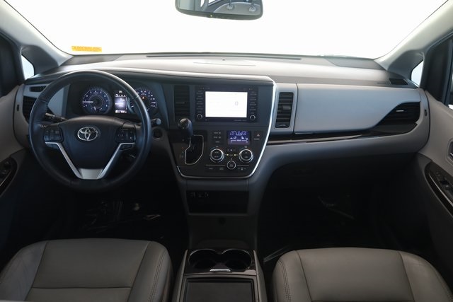 2018 Toyota Sienna XLE 14