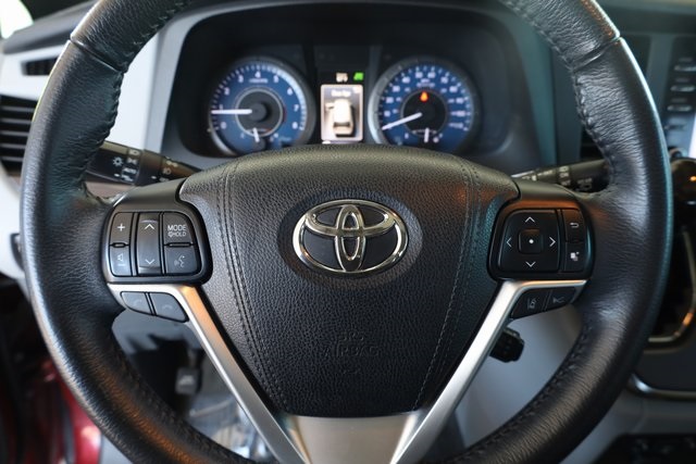 2018 Toyota Sienna XLE 15