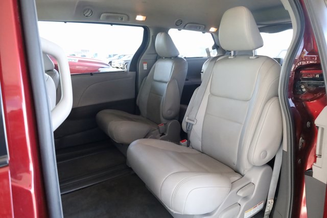 2018 Toyota Sienna XLE 25