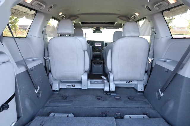 2018 Toyota Sienna XLE 29