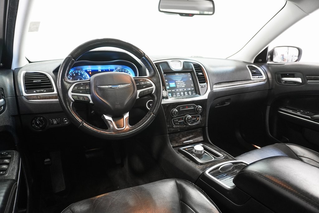 2016 Chrysler 300C Base 21