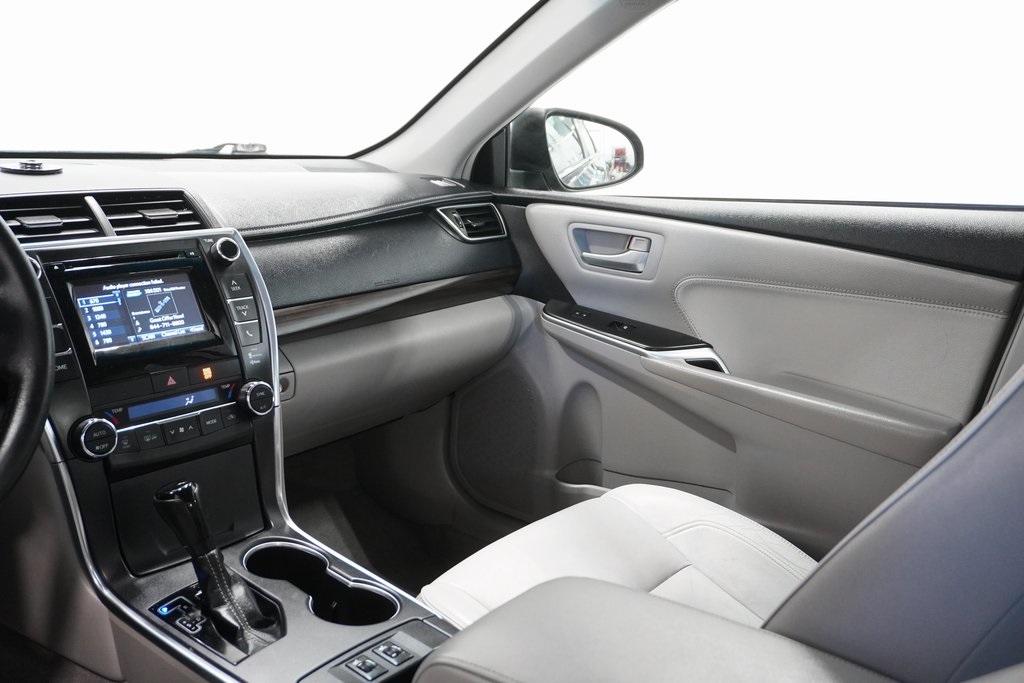 2015 Toyota Camry XLE 16