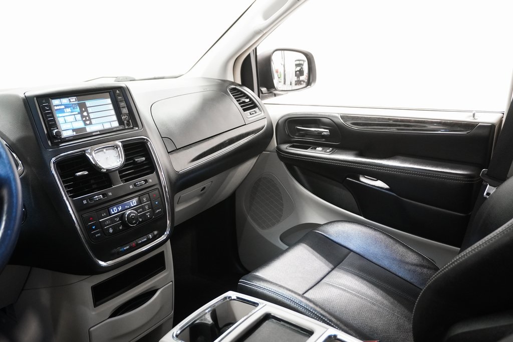 2016 Chrysler Town & Country Touring-L 18