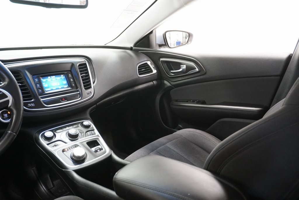 2015 Chrysler 200 Limited 16