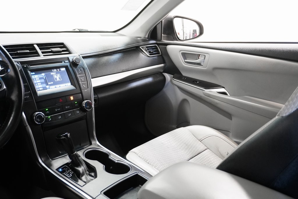 2015 Toyota Camry SE 14