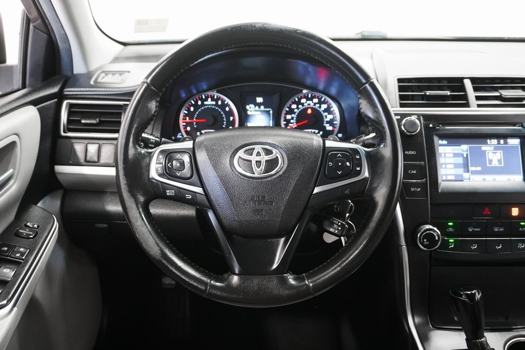 2015 Toyota Camry SE 16