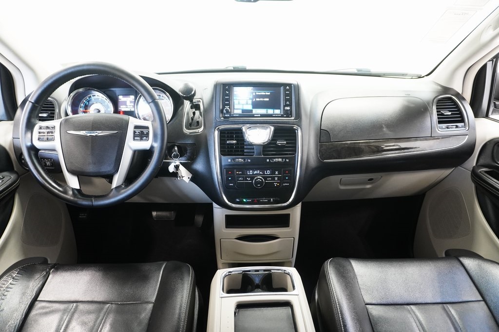 2014 Chrysler Town & Country Touring 13