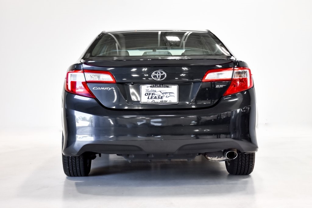 2014 Toyota Camry SE 21