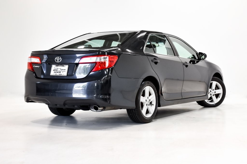 2014 Toyota Camry SE 22