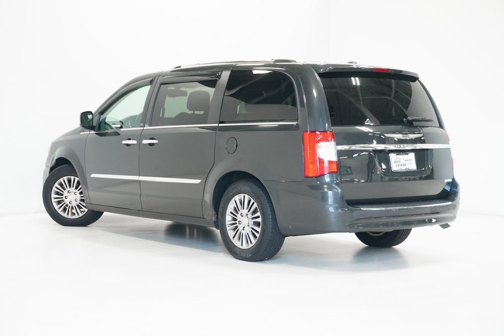 2011 Chrysler Town & Country Limited 5