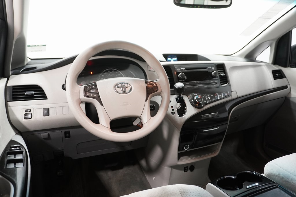 2013 Toyota Sienna LE 18