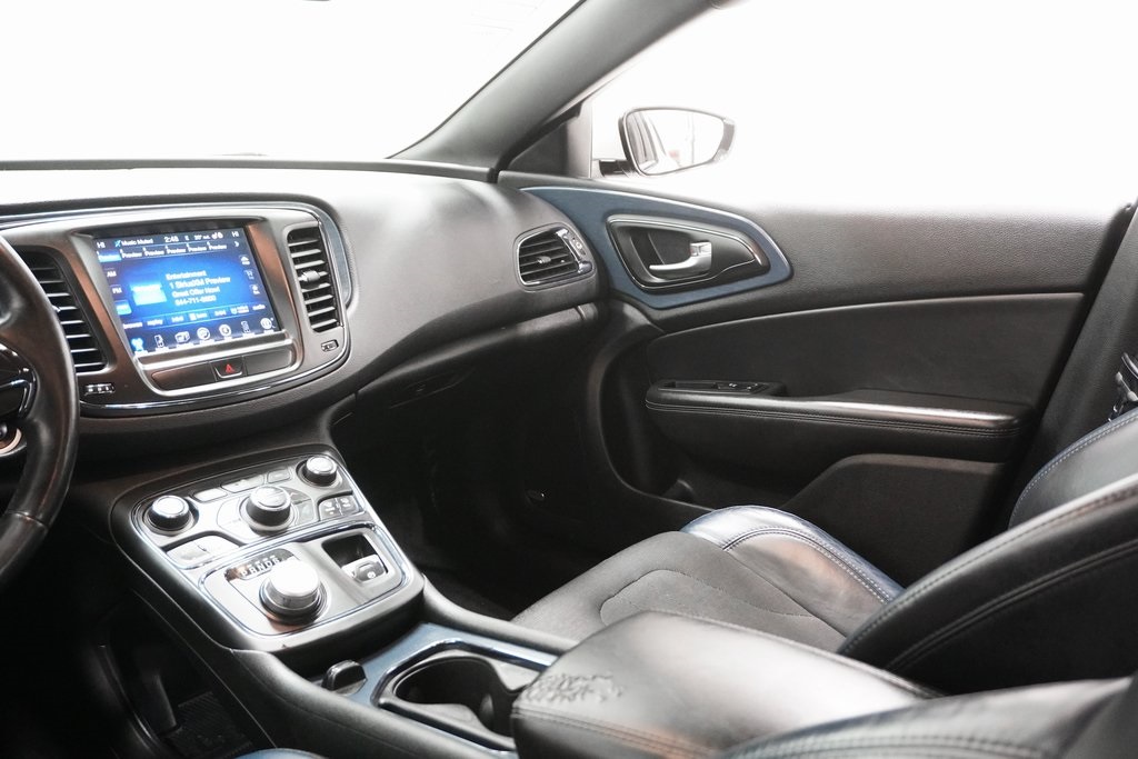 2015 Chrysler 200 S 17