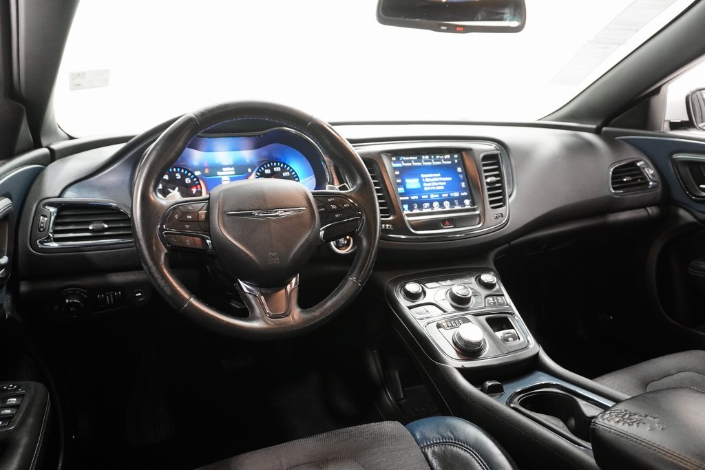 2015 Chrysler 200 S 18