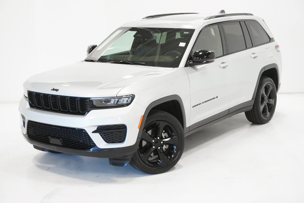 2022 Jeep Grand Cherokee Laredo 2