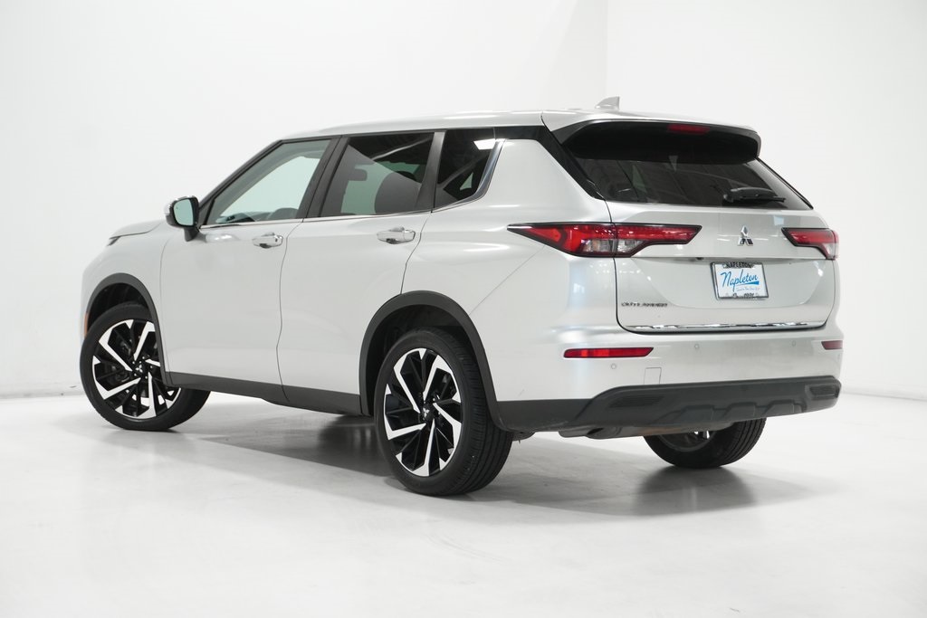 2022 Mitsubishi Outlander ES 5