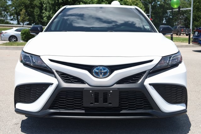 2022 Toyota Camry Hybrid SE 2
