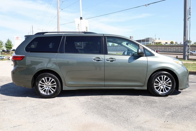 2019 Toyota Sienna XLE 3