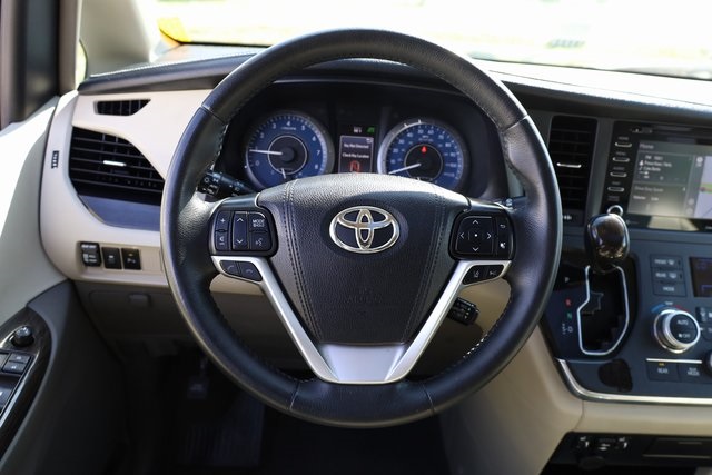 2019 Toyota Sienna XLE 9