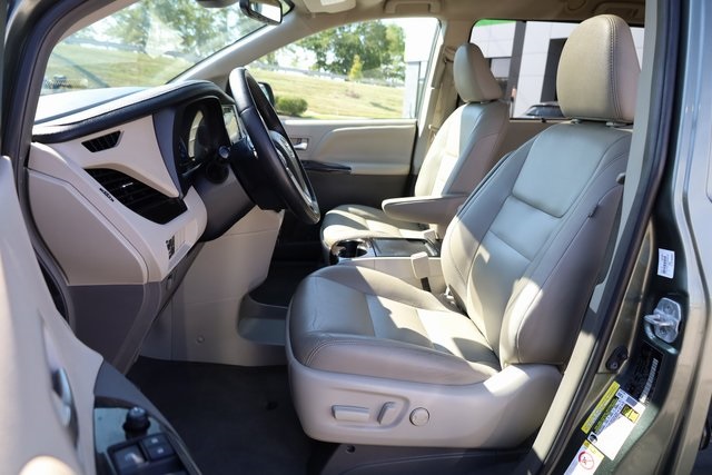 2019 Toyota Sienna XLE 21