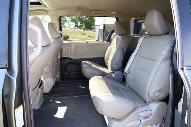 2019 Toyota Sienna XLE 23