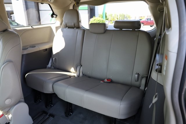 2019 Toyota Sienna XLE 25