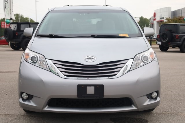 2017 Toyota Sienna XLE 3