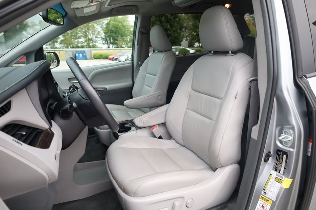 2017 Toyota Sienna XLE 19