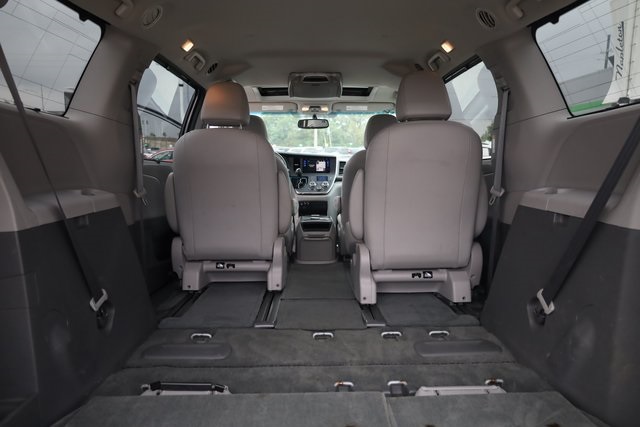 2017 Toyota Sienna XLE 25