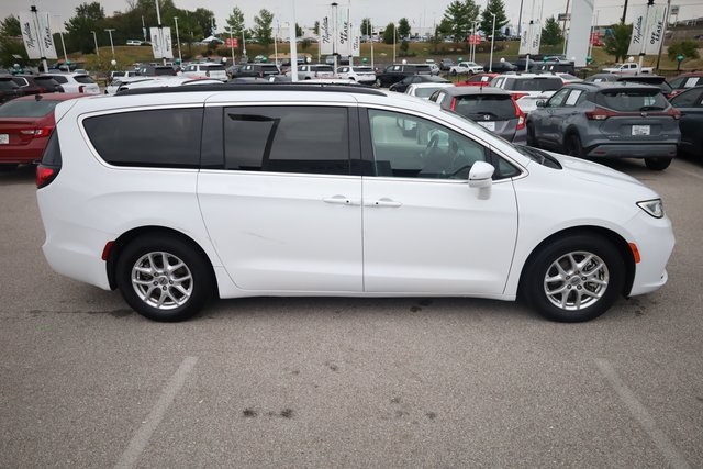 2022 Chrysler Pacifica Touring L 4