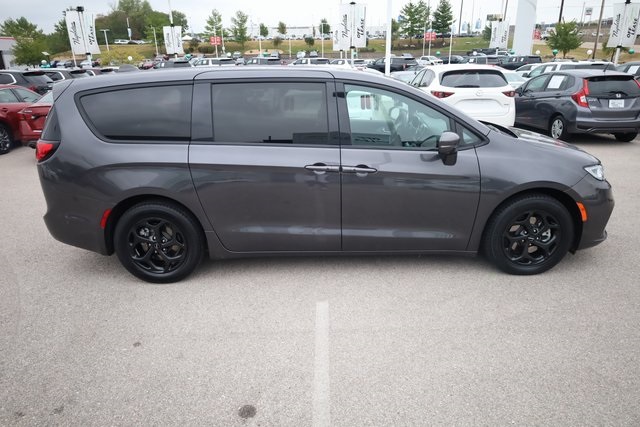 2022 Chrysler Pacifica Hybrid Touring L 4