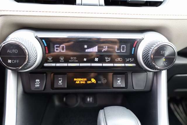 2019 Toyota RAV4 XLE 16