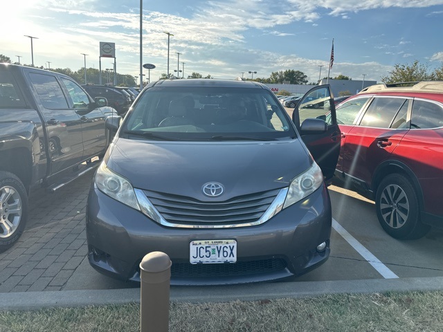 2011 Toyota Sienna XLE 2