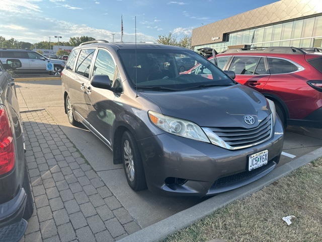 2011 Toyota Sienna XLE 3