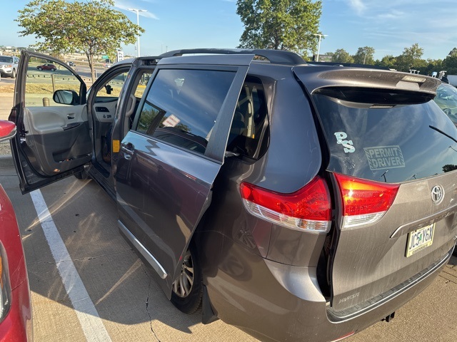 2011 Toyota Sienna XLE 6