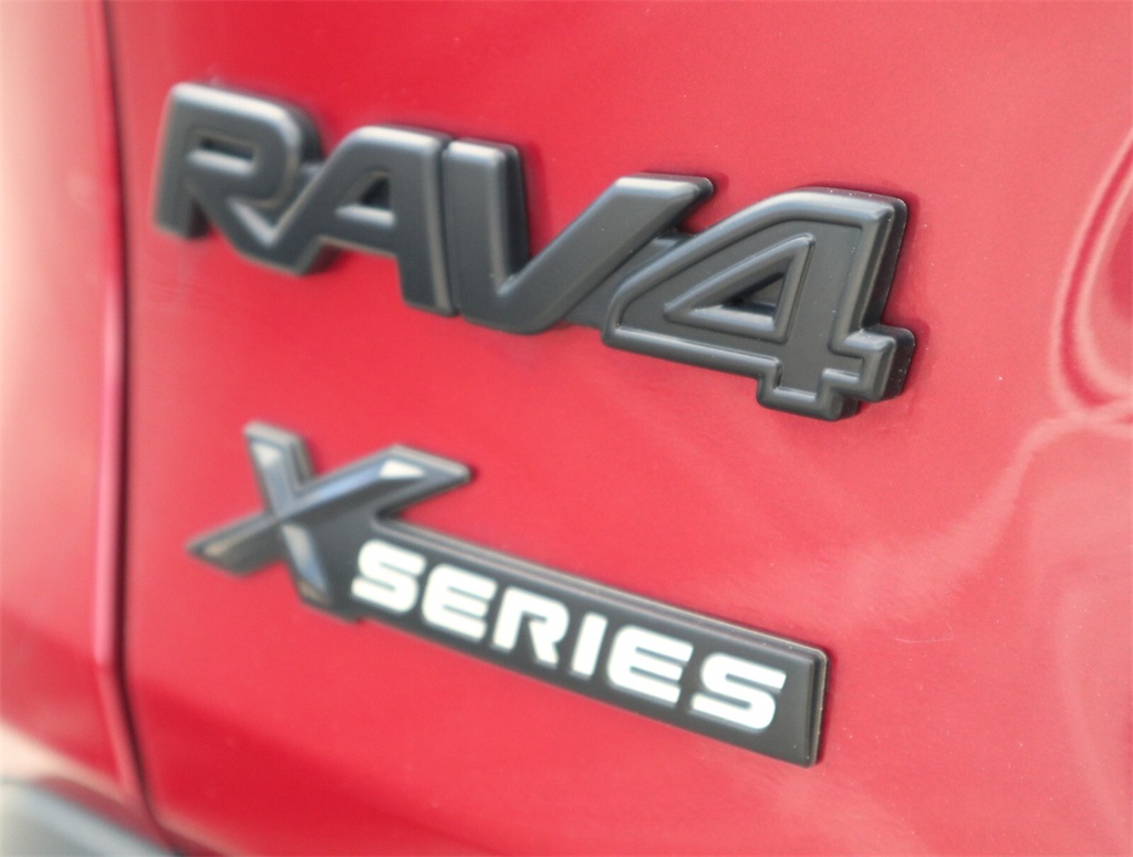 2021 Toyota RAV4 XLE 24