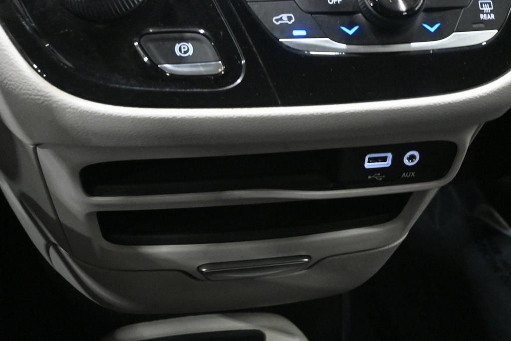 2019 Chrysler Pacifica L 16