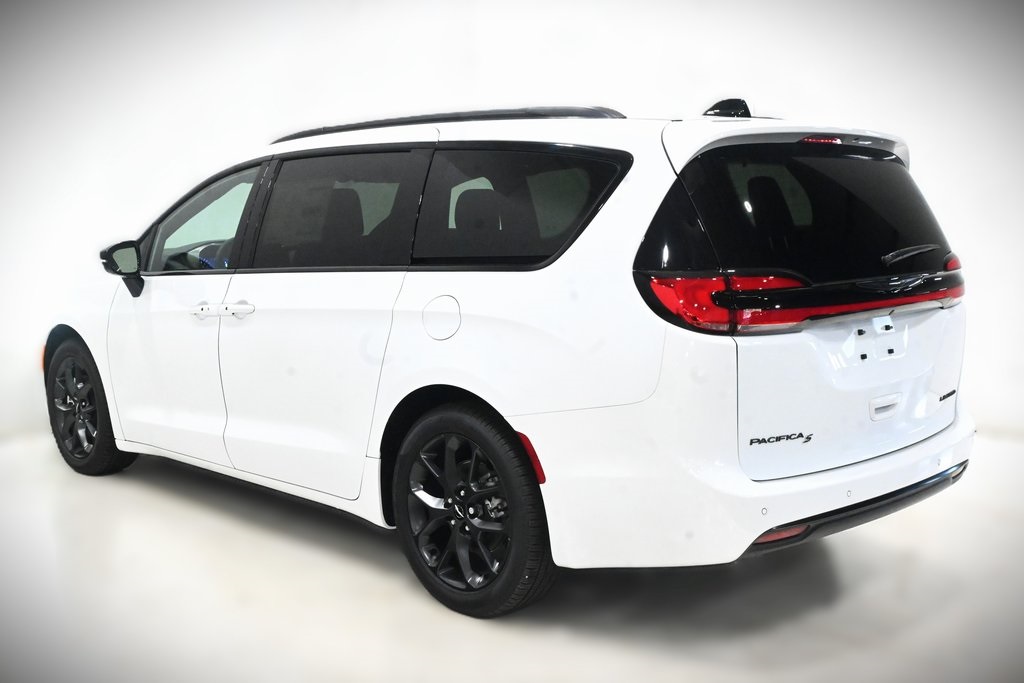 2024 Chrysler Pacifica Limited 3