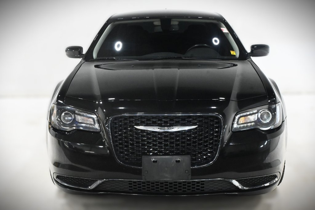 2019 Chrysler 300 Touring 3