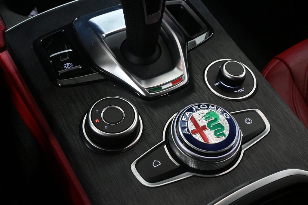 2020 Alfa Romeo Stelvio Base 19