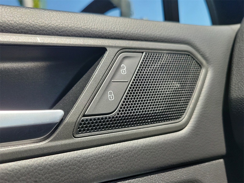 2019 Volkswagen Tiguan 2.0T SE 12
